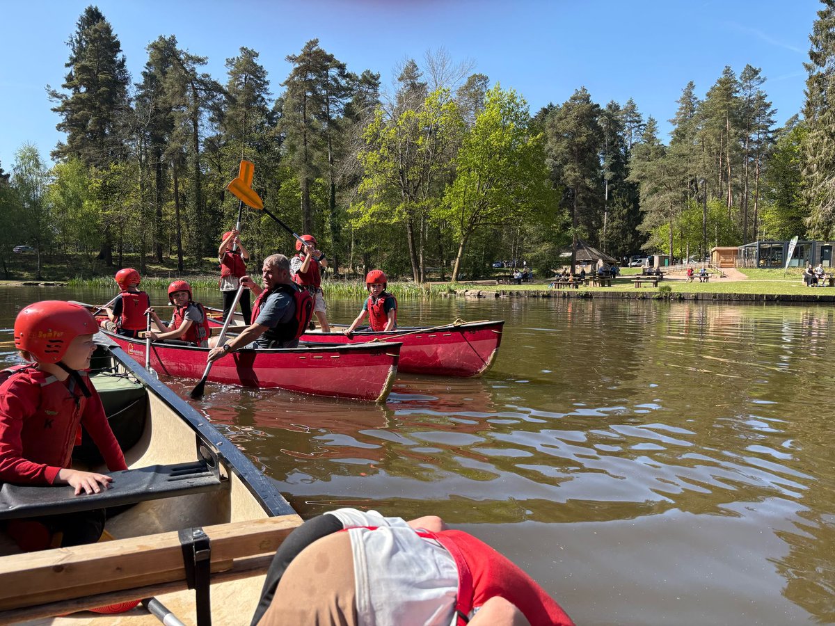 TheMeadowsPS's tweet photo. Y4 Deanfields 2025. More fun on the canoes! 💦 https://t.co/qAgWumv2KY