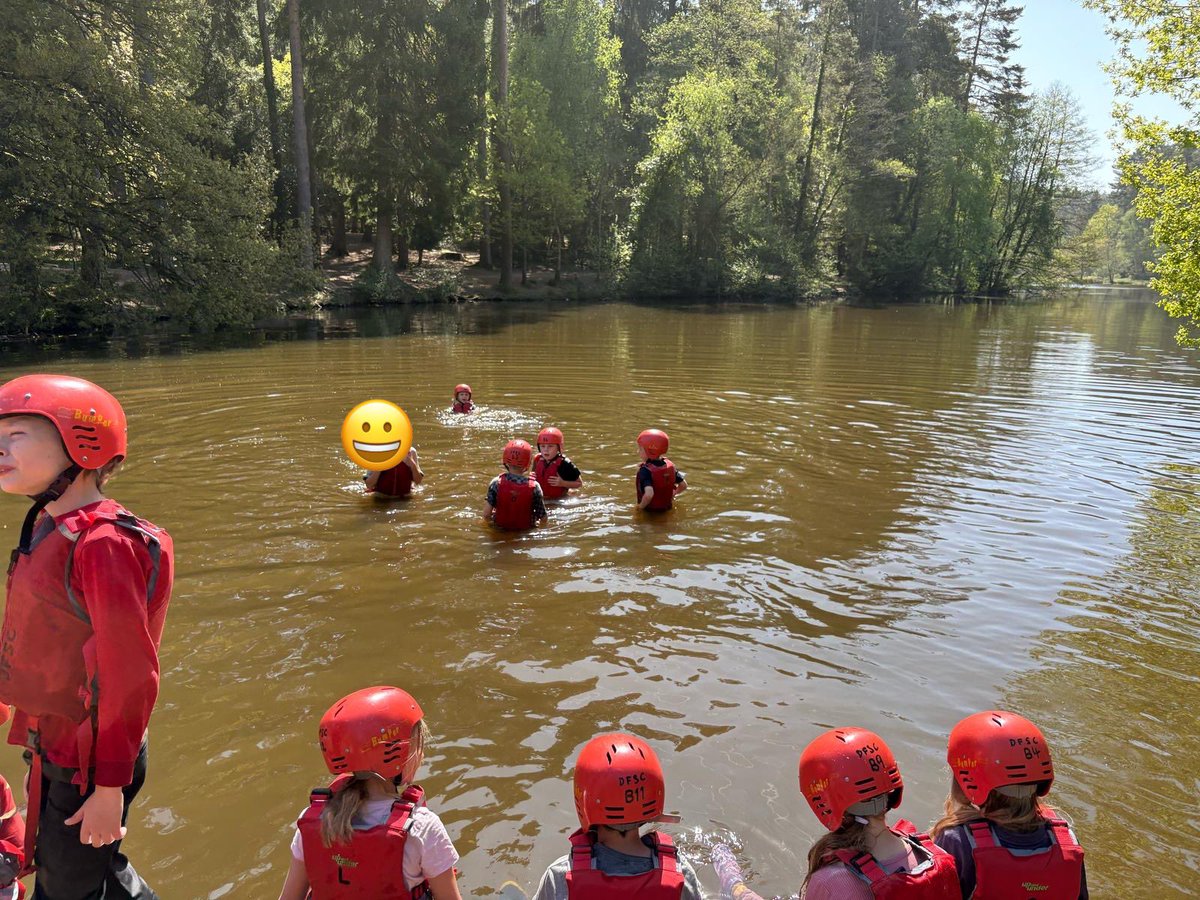 TheMeadowsPS's tweet photo. Y4 Deanfields 2025. More fun on the canoes! 💦 https://t.co/qAgWumv2KY
