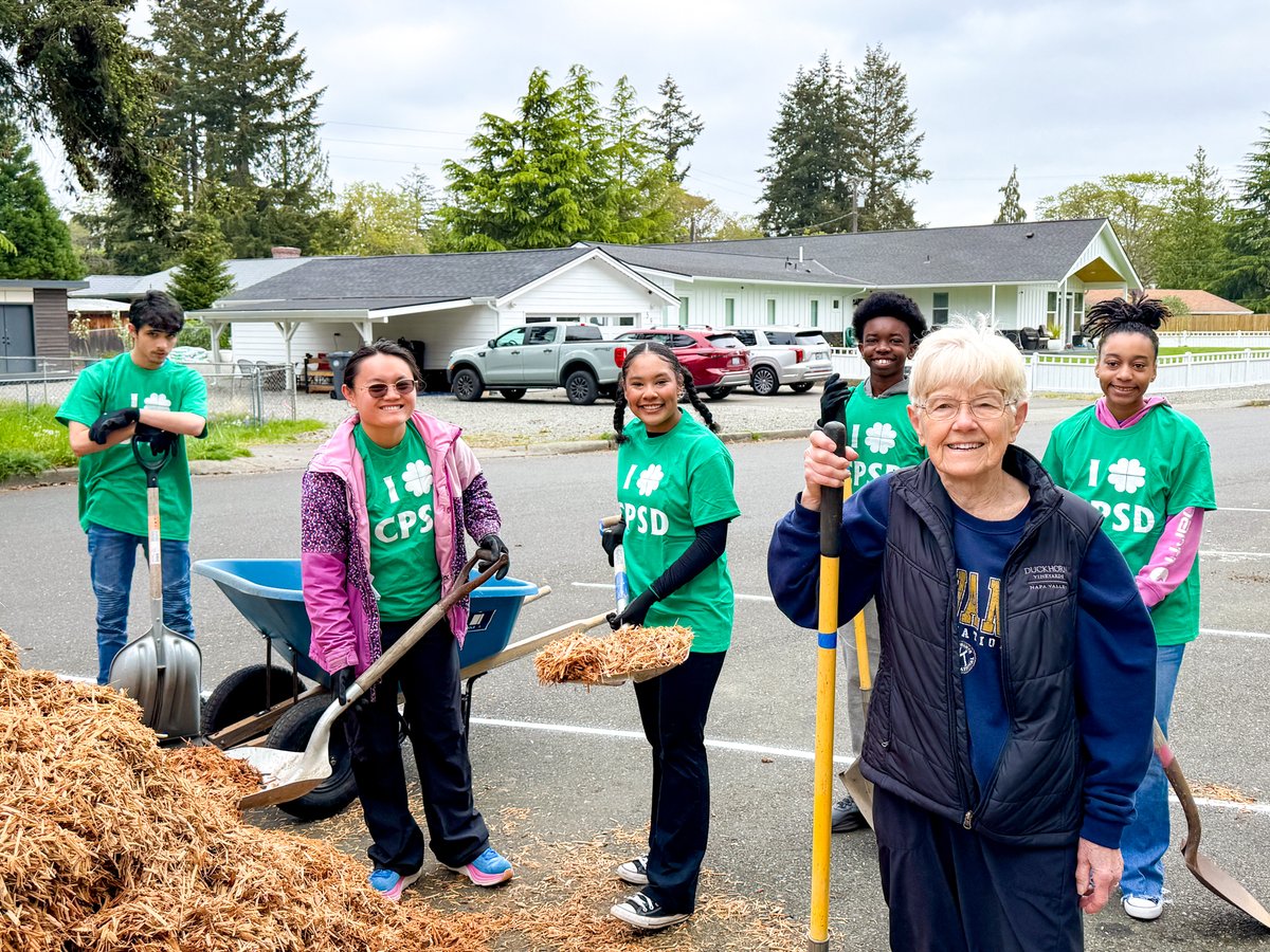 CloverParkSD's tweet photo. Thank you to the CPSD staff, students and community members who rolled up their sleeves and helped the Kiwanis Club of Clover Park beautify Kiwanis Park on Parks Appreciation Day! ๐๏ธ๐
#CPSDCreatingPromisingFutures https://t.co/mjUxRKVOJ3