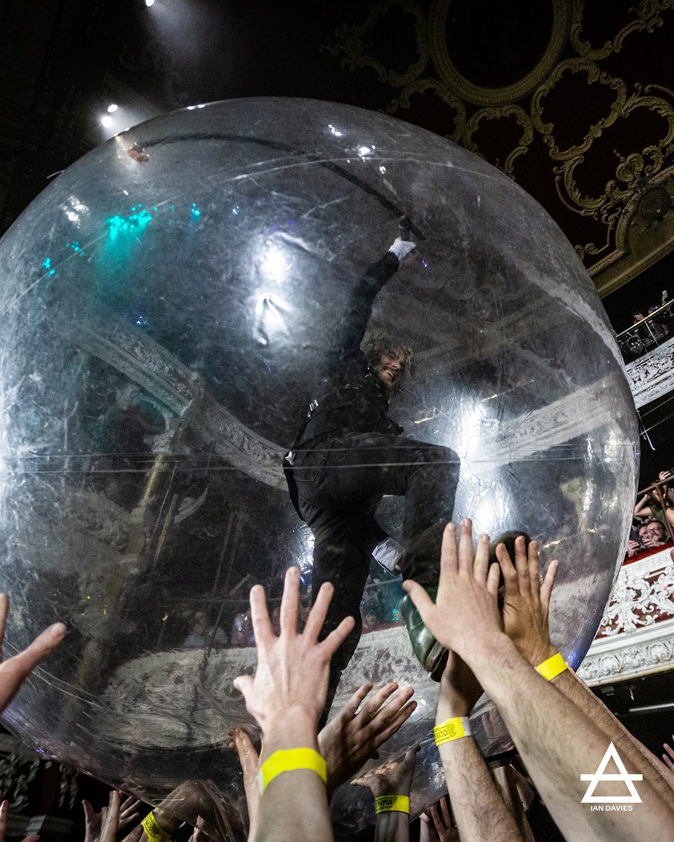 thethinair's tweet image. In Photos: The Flaming Lips live at @3olympiatheatre in Dublin last night. Photos by Ian Davies
thethinair.net/2025/04/in-pho…