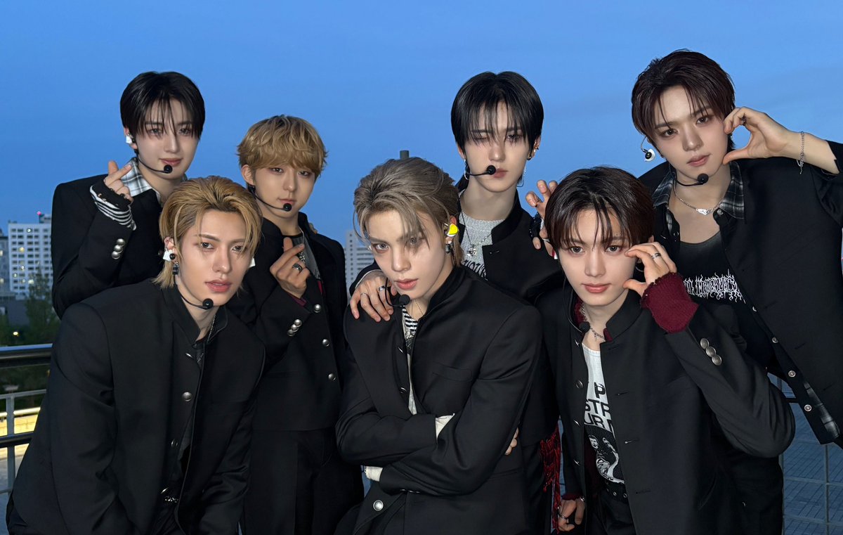 nouera_official's tweet photo. [📸] 250430 서울 스프링페스타 WONDER SHOW

취준, 어학공부?
무슨 소리야 노바 혹시 꿈꿨어?
노바 우리랑 서울 스프링페스타에서 봄맞이 하기로 했잖아…🍃🌼
이렇게 스프링페스타까지 함께해준 노바들이 누에라의 봄 그 자체 😉

#NouerA #누에라 https://t.co/DuxLnw411w