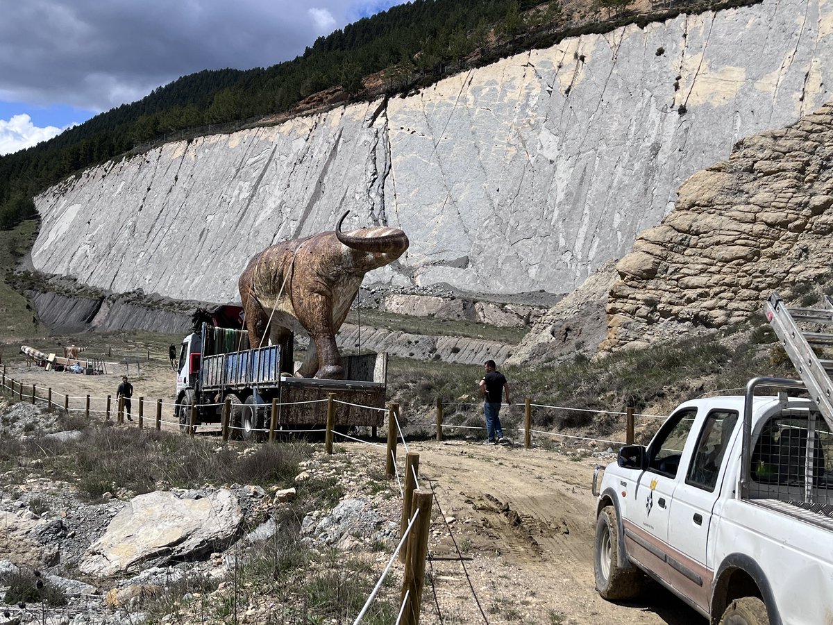 Installing the 14 mts Titanosaur model.
It bears the neck apart.
The iron squared frame to move it still screwed to the final round iron plates.
<a href="/minesdecercs/">Museu de les Mines de Cercs</a>