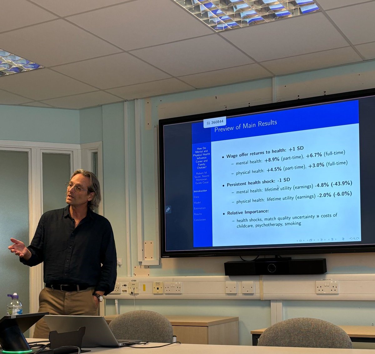 Huge thanks to Robert Sauer (Royal Holloway) for presenting his fascinating work "How Do Mental and Physical Health Influence Career and Family Choices?" at today’s weekly seminar! #econresearch #econtwitter