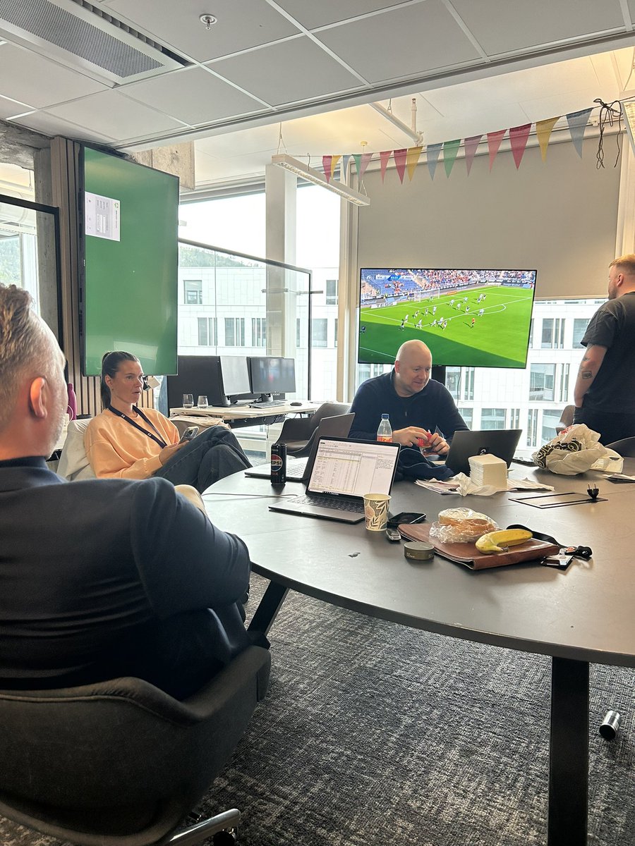 Enorm kamp i London i går. Vi bygger opp til ny semi kl 20: Barcelona - Inter. 
Men Viking spiller NÅ!