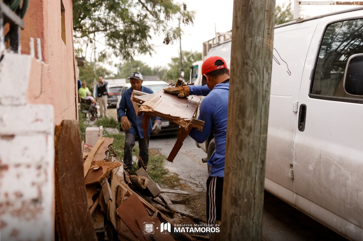 MatamorosGobMx's tweet photo. 🚛 Atendiendo el llamado de las y los #matamorenses de la Colonia San Rafael, hoy se llevó a cabo una jornada de eliminación de criaderos y cacharros.

📱 Sigue nuestras redes para conocer las próximas ubicaciones de estas jornadas.

#QueBrilleMatamoros @Betogranadosmx https://t.co/cATpPy43tn