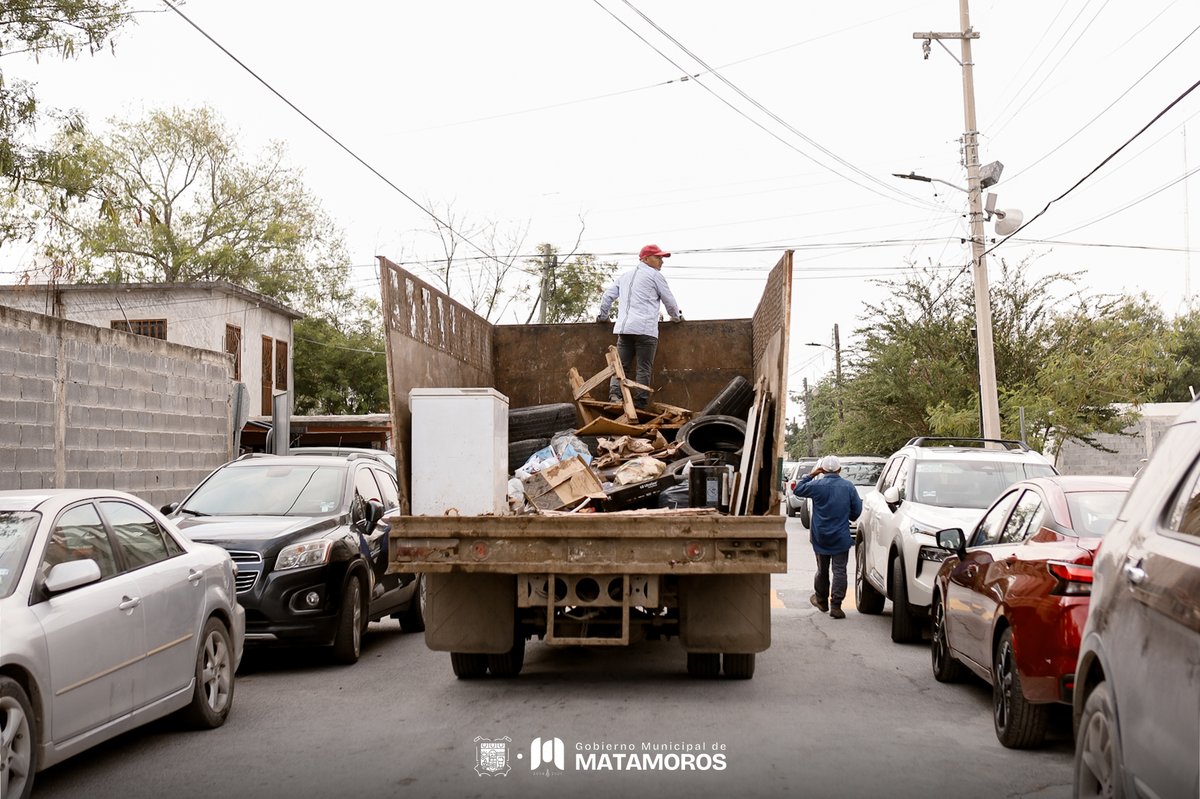 MatamorosGobMx's tweet photo. 🚛 Atendiendo el llamado de las y los #matamorenses de la Colonia San Rafael, hoy se llevó a cabo una jornada de eliminación de criaderos y cacharros.

📱 Sigue nuestras redes para conocer las próximas ubicaciones de estas jornadas.

#QueBrilleMatamoros @Betogranadosmx https://t.co/cATpPy43tn