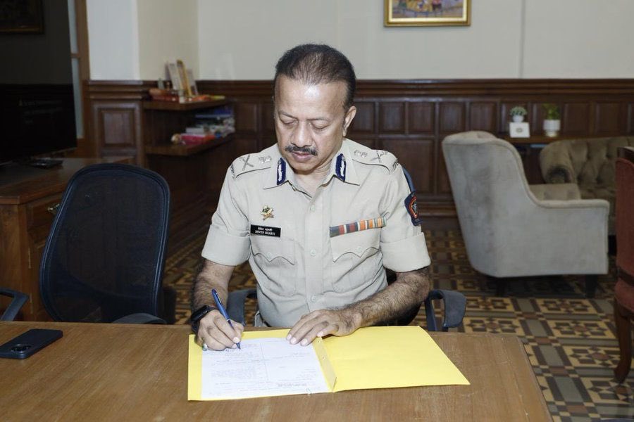 Deven Bharti, Mumbai Police Special Commissioner has been appointed the city’s new Police Commissioner, succeeding IPS officer Vivek Phansalkar

#MumbaiPolice #CPMumbai