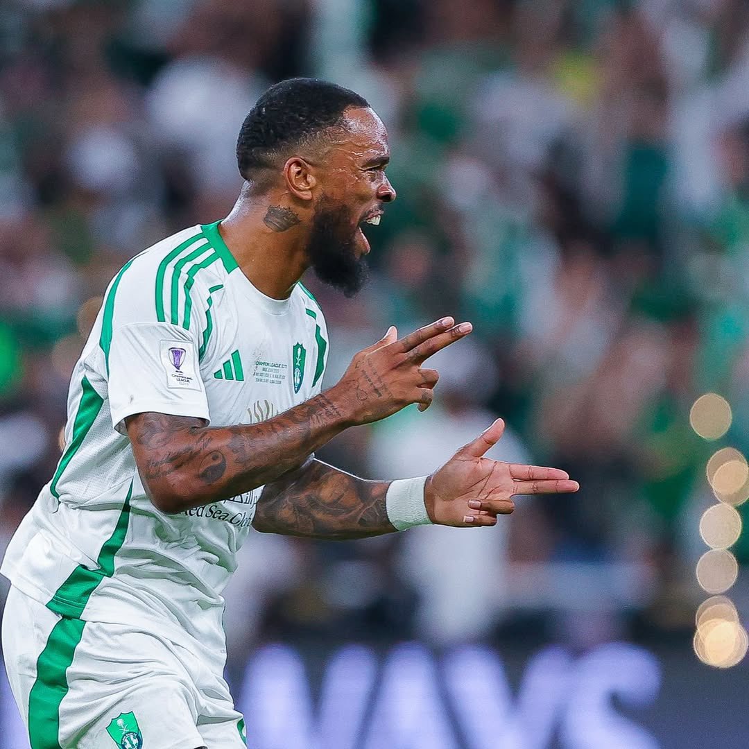 🚨 آيفان توني (IG):

الأسود لا تُخبر الغابة بأنها أسود، بل تمضي فيها، فتشعر بها الغابة.