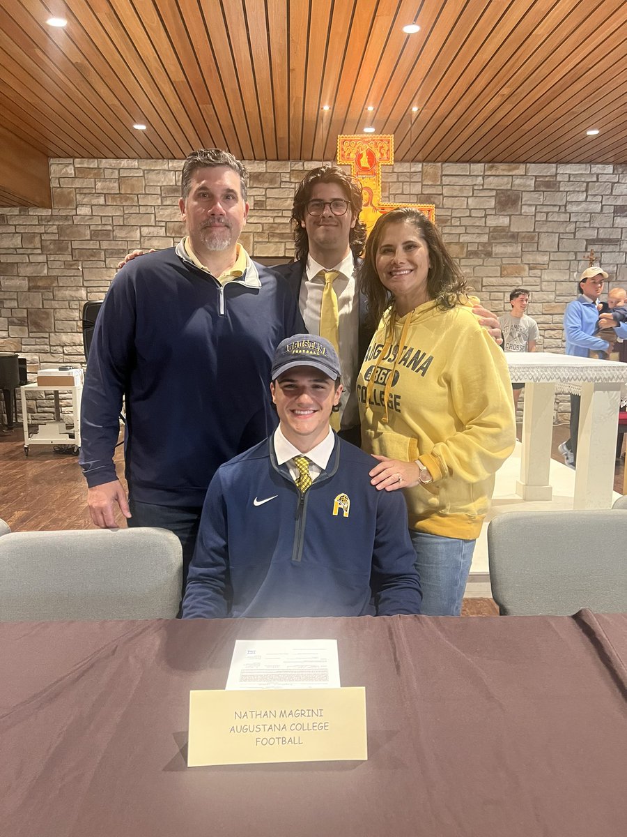 natemag28's tweet photo. #AGTG Signed!! @AugieILfootball @HilltoppersFB @HiramGrigsbyJr @rudysgymjoliet https://t.co/V4OTyHpj8E
