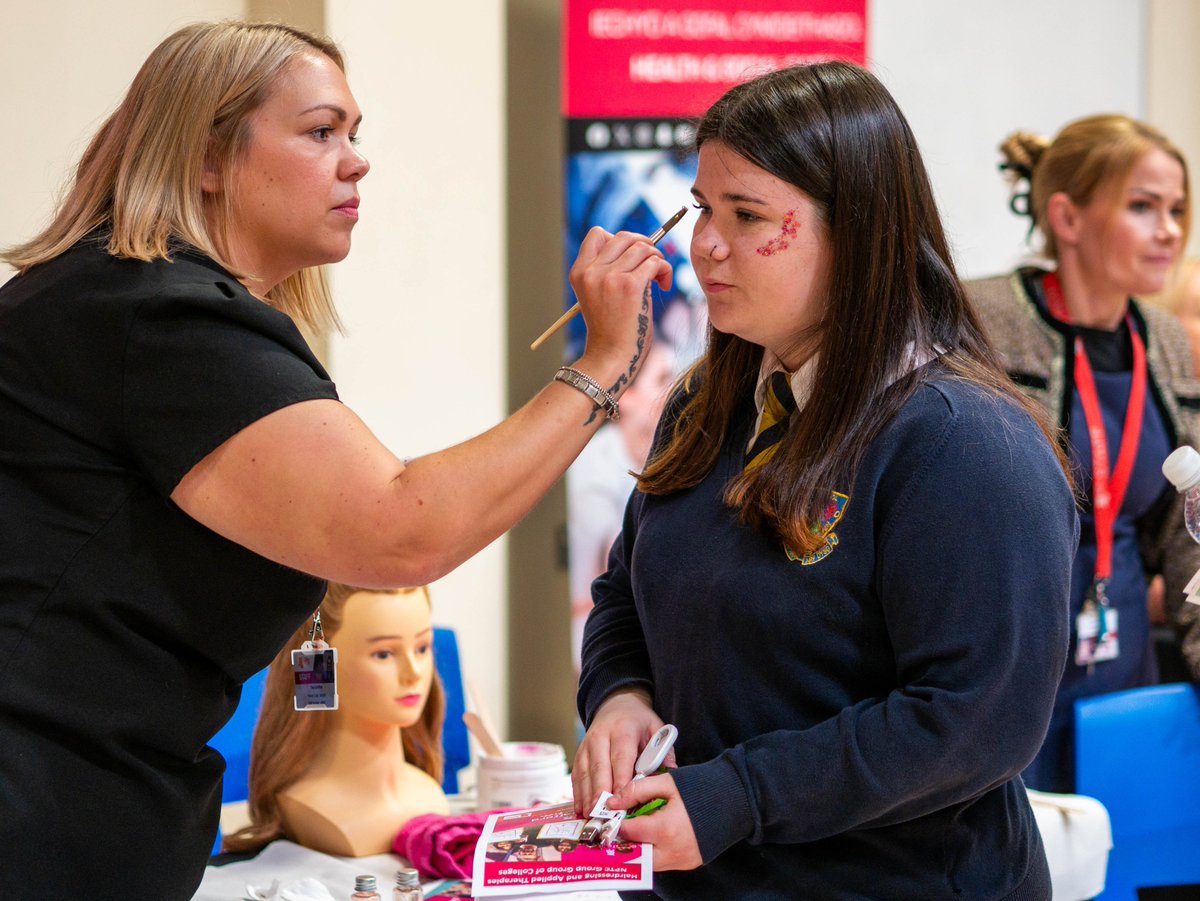 Grŵp Colegau NPTC Group of Colleges (@nptcgroup) on Twitter photo 📸 Heddiw, rydyn ni wedi mynd â'n #GŵylDewis ar y ffordd i <a href="/Maesydderwen/">Ysgol Maesydderwen</a> ar gyfer Ffair Yrfaoedd <a href="/DWPgovuk/">Department for Work and Pensions</a>, gan ymuno â busnesau a phartneriaid lleol i arddangos ein gyrfaoedd llawn amser, rhan amser ac addysg uwch #Dewis 👋🏼
Archwiliodd myfyrwyr ac aelodau'r cyhoedd rai o'n 📸 Heddiw, rydyn ni wedi mynd â'n #GŵylDewis ar y ffordd i <a href="/Maesydderwen/">Ysgol Maesydderwen</a> ar gyfer Ffair Yrfaoedd <a href="/DWPgovuk/">Department for Work and Pensions</a>, gan ymuno â busnesau a phartneriaid lleol i arddangos ein gyrfaoedd llawn amser, rhan amser ac addysg uwch #Dewis 👋🏼
Archwiliodd myfyrwyr ac aelodau'r cyhoedd rai o'n