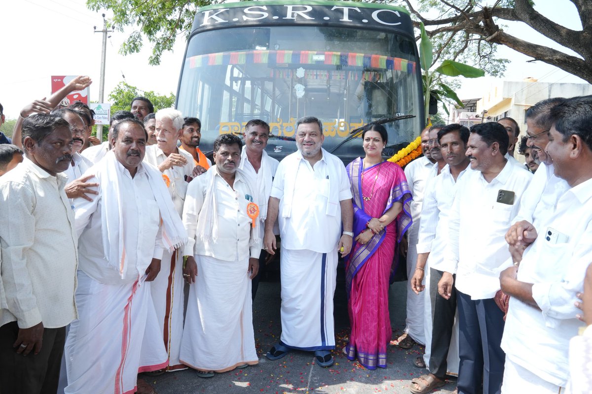 DrPrabhaSSM's tweet photo. ದಾವಣಗೆರೆ ಸಮೀಪದ ಕಲ್ಪನಹಳ್ಳಿ ಗ್ರಾಮದಲ್ಲಿ ನೂತನ ಕೆಎಸ್ ಆರ್ ಟಿಸಿ ಸಾರಿಗೆ ಬಸ್ ಸಂಚಾರ ವ್ಯವಸ್ಥೆಗೆ ಚಾಲನೆ ನೀಡಲಾಯಿತು. ಕಲ್ಪನಹಳ್ಳಿಯಿಂದ ದಾವಣಗೆರೆಗೆ ಪ್ರತಿನಿತ್ಯ ಈ ಬಸ್ ಸಂಚರಿಸಲಿದೆ.
#KSRTC #NewBusService #BusLaunch #Kalpanahalli https://t.co/3YkRLQ8YAn