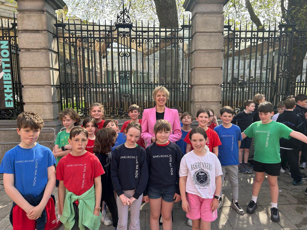 ivanabacik's tweet photo. Standing outside Leinster House with students from Bunscoil Sygne Street, Scoil Bhríde Ranelagh &amp; Bunscoil Eoin, Haddington Place, as part of the amazing @Gaelcholaiste2 campaign!

Maith sibh go léir! https://t.co/Hbsc0BNCAi