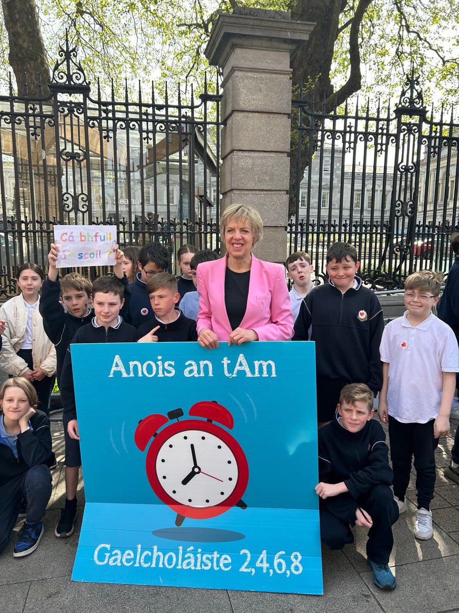 ivanabacik's tweet photo. Standing outside Leinster House with students from Bunscoil Sygne Street, Scoil Bhríde Ranelagh &amp; Bunscoil Eoin, Haddington Place, as part of the amazing @Gaelcholaiste2 campaign!

Maith sibh go léir! https://t.co/Hbsc0BNCAi