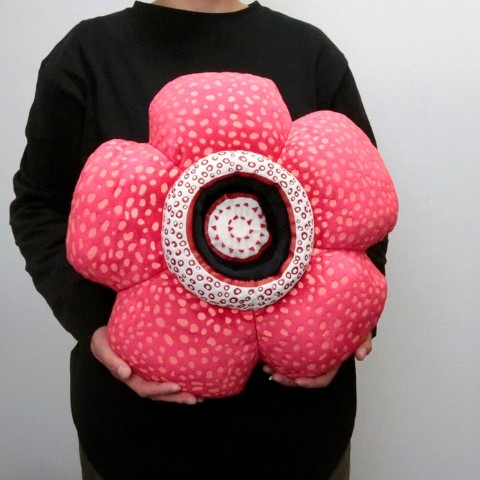 🌿ラフレシアクッション🌿 個性派食虫植物ラフレシアが、 ぬいぐるみに