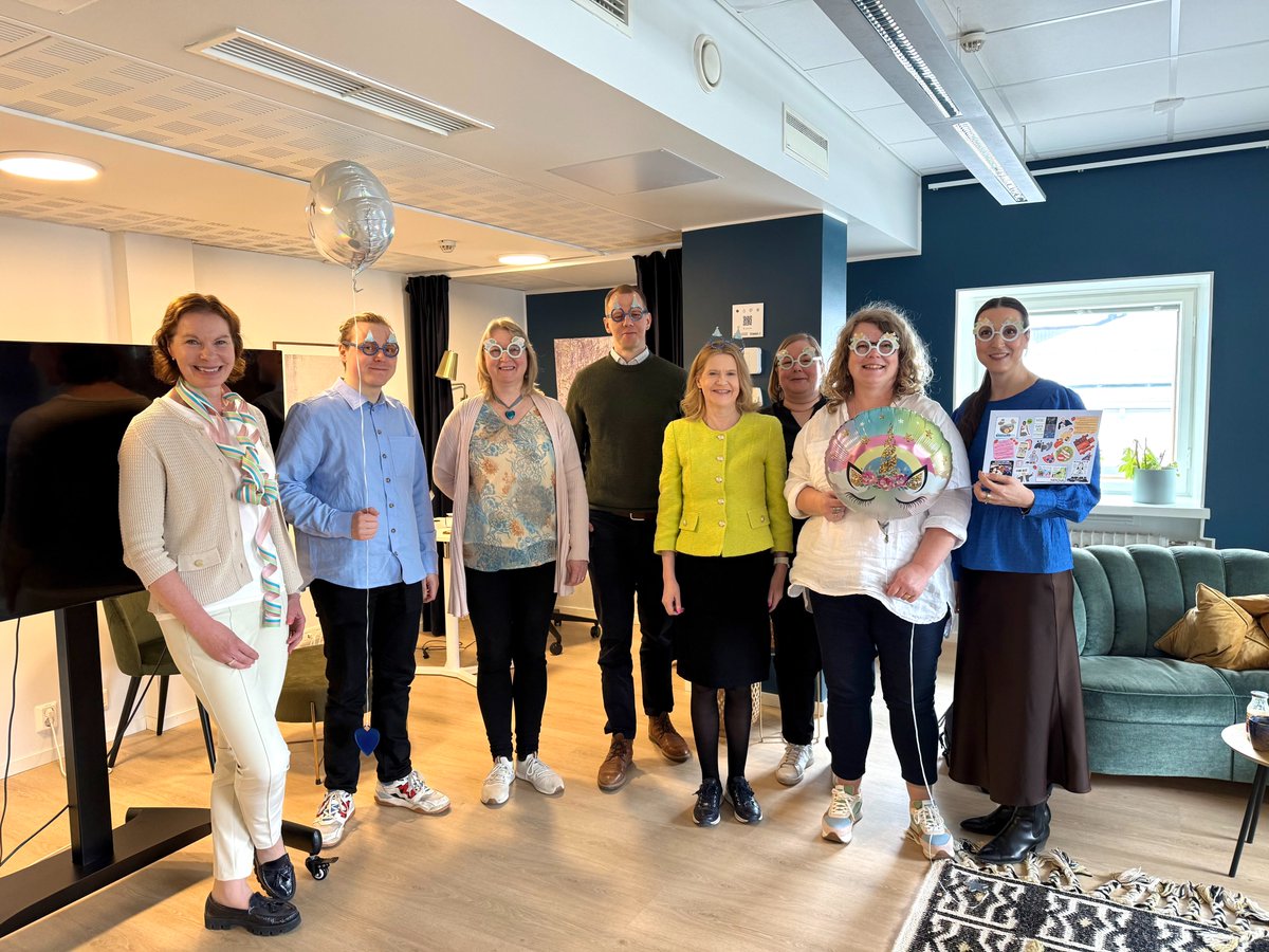 Vappuaattona viestinnän työpajan äärellä <a href="/Kansallisarkist/">Kansallisarkisto</a> kanssa. Strategisia päätöksiä, tunnelma rennon luova.

#viestintä #strategia #strateginenviestintä