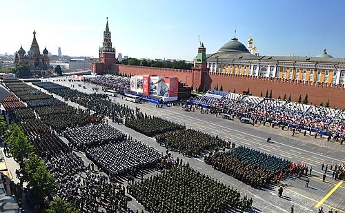 PolitRealist's tweet photo. 🔴 Selensky hat gestern öffentlich über alle Kanäle dazu aufgerufen, die Siegesparade am 9. Mai in Moskau anzugreifen – ein beispielloser Tabubruch.

Heute legte ein Abgeordneter der Rada nach:
Kostenko, Sekretär des Verteidigungsausschusses, erklärte offen, man habe die Fähigkeit, bei der Parade mit Langstreckenwaffen zuzuschlagen – selbst wenn sich dort zahlreiche Staats- und Regierungschefs versammeln.

„Wenn ein Team vor Ort ist, wird alles geplant. Die Russen werden den Roten Platz stark absichern, aber wir haben jetzt leistungsstarke Waffen. Es wäre nicht so schwierig“, so der Abgeordnete.

Sollte Kiew diesen Schritt wirklich wagen, wäre es ein fataler Fehler. Die Antwort käme hart.

ℹ️ Ziel solcher Drohungen dürfte sein, internationale Gäste vom Besuch des Gedenktags abzuhalten – denn Selenskys Gegenveranstaltung wurde abgesagt. Kein Vertreter der „Verbündeten“ wird erscheinen.