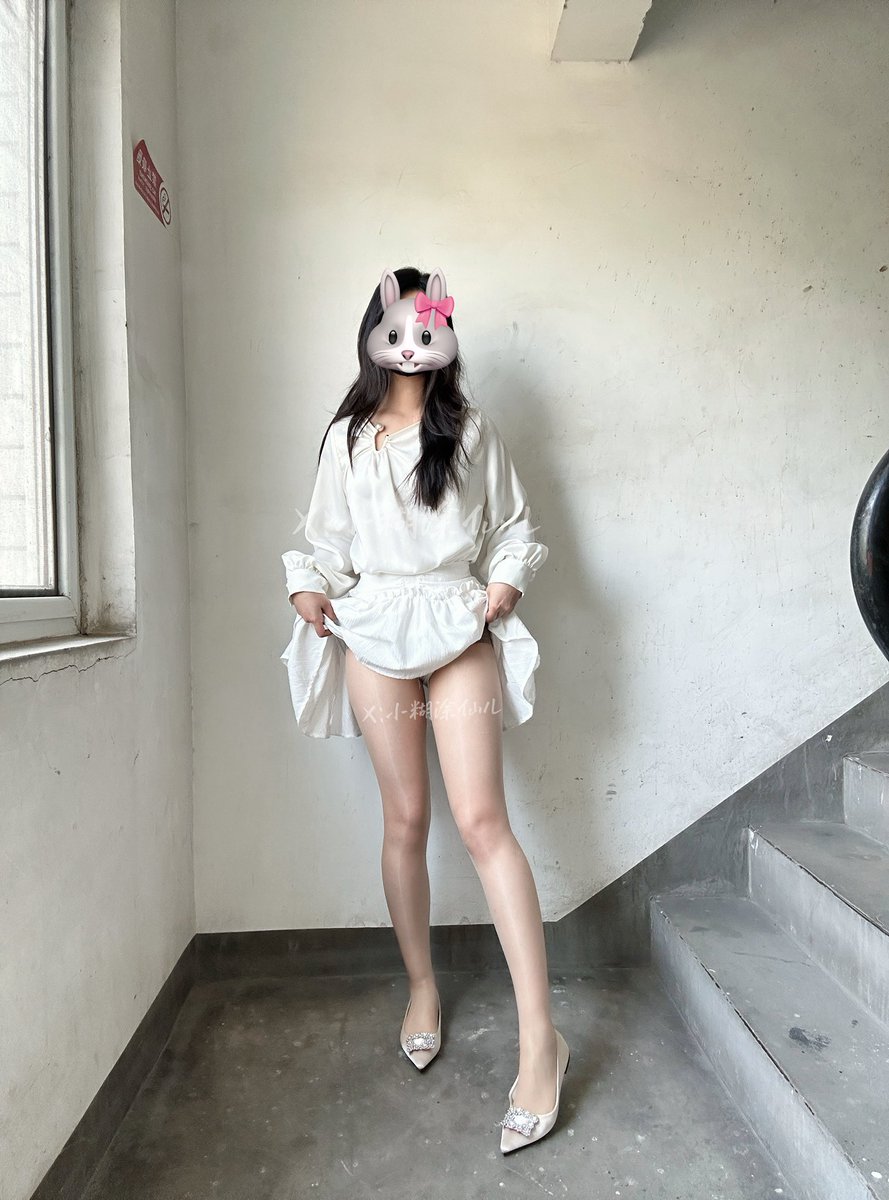 福利姬小糊涂仙儿（千粉揪奖）分享的黄推图片2 - 网红私拍内容