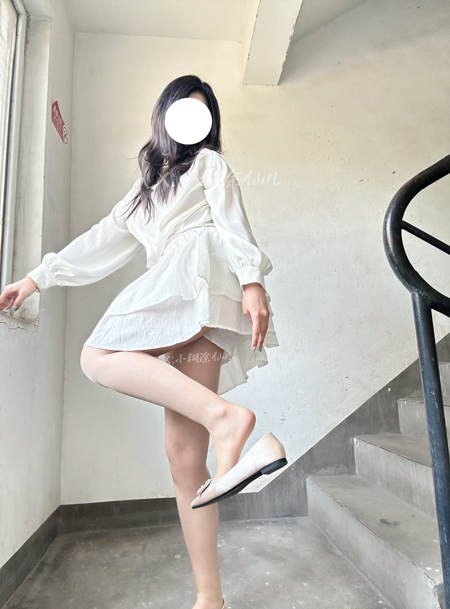 福利姬小糊涂仙儿（千粉揪奖）分享的黄推图片3 - 网红私拍内容