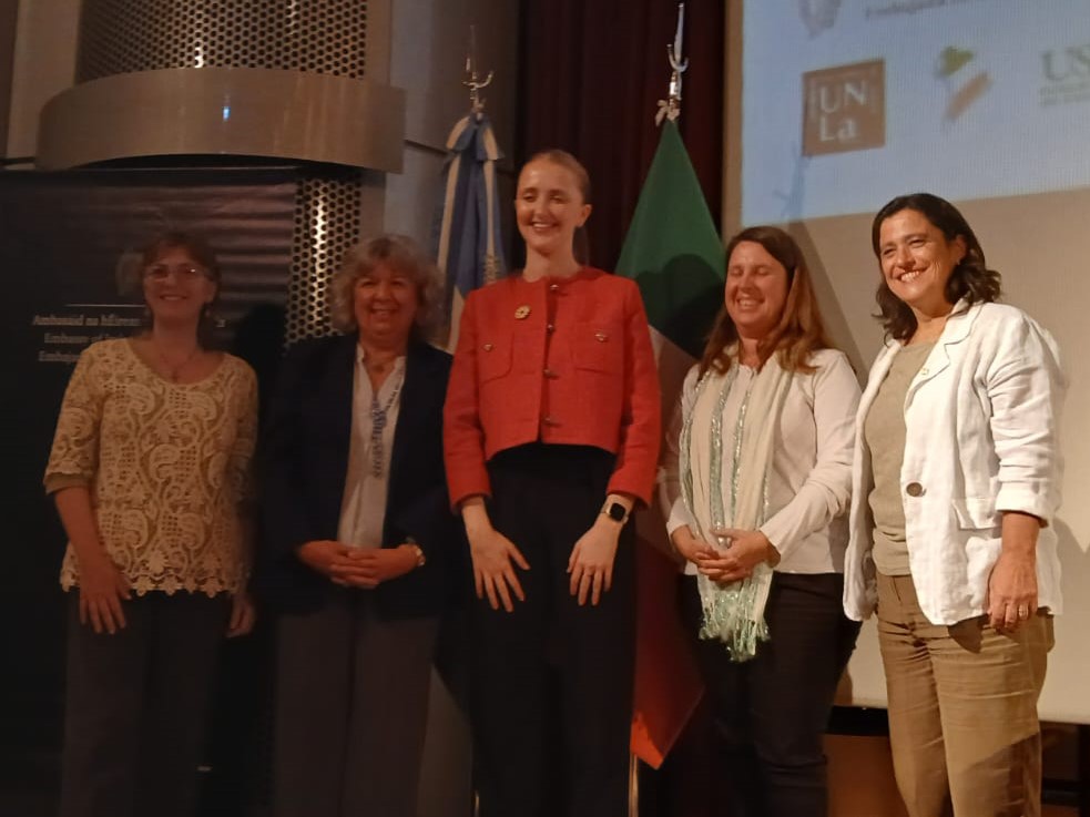 USALLenguas's tweet photo. 👉Exhibición del documental «Mrs. Robinson»☘️🇮🇪  en la actividad «Mary Robinson: liderando el cambio en clave feminista», auspiciada por @IrlEmbArgentina, #ProyectoDandelion y #AEIS, en microcine de la #UNLa.

#MaryRobinson #Irlanda  #estudiosirlandesesUSAL #lenguasmodernasUSAL https://t.co/7f5QN04281