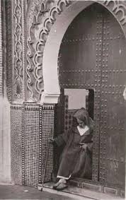 بالدارجة
خوكم من الناس لي عزيز عليه الشرفة و ولاد سيادي
عزيز عليه الطرق الصوفية و رجال الله
عزيز عليا نقرى القرآن بطريقة الجامع فالحلقة فوق زرابي الدوم و وسط الفقهة
خوكم رغم هاد الحداثة كاملة عزيز عليا المغرب العميق و المغرب المنسي كيفما كيسميوه شي صحاب Le Maroc
الله يصاوب لينا