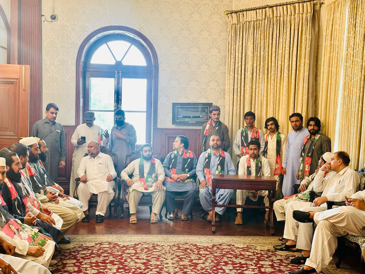 اسلام آباد/پشاور: بزنس مین فورم کا وفد پیپلزپارٹی میں شامل، گورنر اور صوبائی صدر سے ملاقات

پشاور: جمعیت بزنس مین فورم کے وفد نے آج عبدل ولی تورابی اور عقیل خان کی قیادت میں اپنی کابینہ کے ہمراہ سابق ایم پی اے خالد وقار چمکنی کی دعوت پر پاکستان پیپلزپارٹی میں شمولیت اختیار کی۔ اس