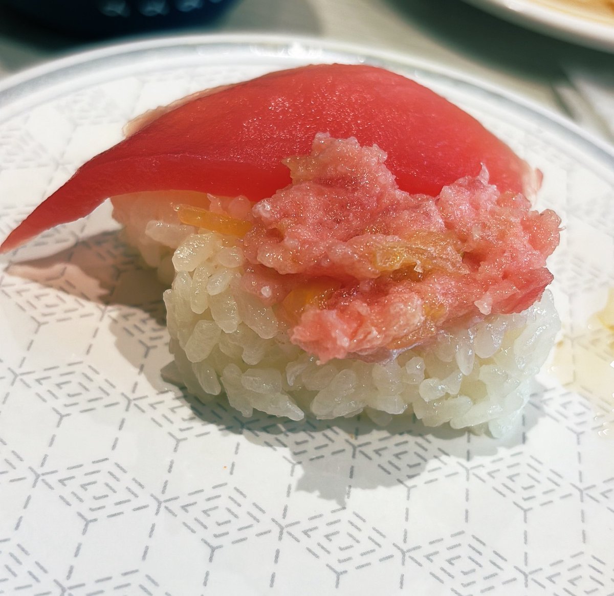 3q_s's tweet photo. はま寿司久々来たー。

崩れてたりはまだ理解あるけど
流石に米見えてる握りはあかん思うんよ。
あと米や具がスカスカの手巻き。
写真と違う茶碗蒸し。

金閣寺ってほぼ毎回酷いけど、はま寿司ってどの店舗もこんなんなんやろか？
忙しいのはわかるねんけど…

悲しい https://t.co/DFxAoLUWJL