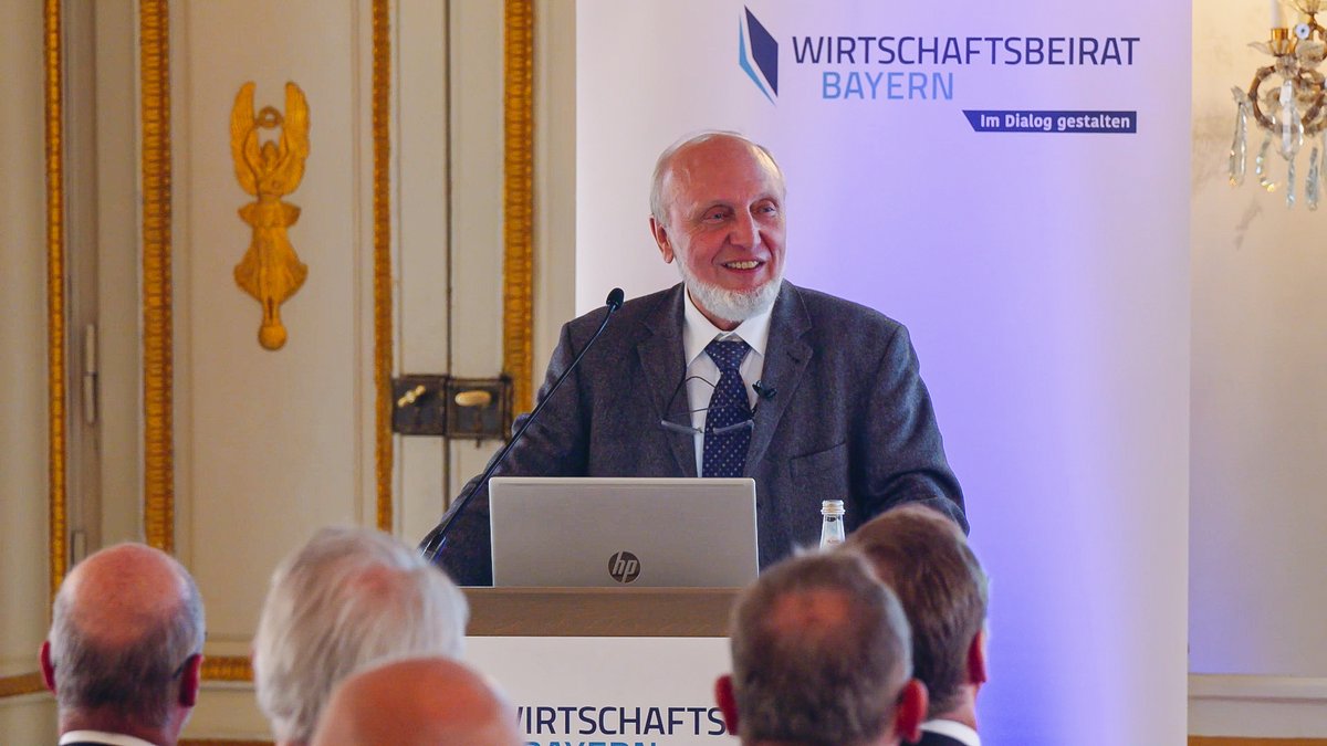 Populismus und Futulismus Über die Selbsteinschränkung der Politik durch Zukunftsdeutung

In seinem Vortrag hat Prof. Dr. Clemens Albrecht, Universität Bonn die Mechanismen und Auswirkungen von Populismus und Futulismus auf die politische Landschaft beleuchtet.