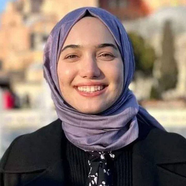 mynet's tweet photo. Hayatını kaybeden Batın Barlas Çeki'nin annesinden, duruşma salonunda Zehra Kınık'a:

"Üzgün olduğunu söylüyor ama benimle bir kere bile irtibat kurmadı. Aynı araca binip kaza yapabiliyorsun ama ben aynı caddeden bile geçemiyorum. Benim oğlumun canının hiç mi kıymeti yok." https://t.co/uZvP9dUfd1