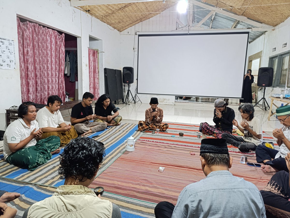 Sebelum nonton film Turang (1957) karya Bachtiar Siagian, kolektif Sudut Kalisat mengadakan tasyakuran atas selesainya residensi 2 delegasi kami di Museum Asmat, Papua Selatan. Ia juga melantunkan doa agar nobar &amp; diskusi film Turang malam ini berjalan baik, manfaat, &amp; berkah 🙏