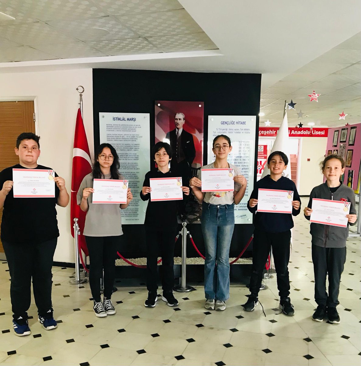 Okulumuzun Psikolojik Danışmanlık ve Rehberlik birimi tarafından yürütülen ortaokul davranış geliştirme programı kapsamında "Davranış Tebrik Belgesi" kazanan öğrencilerimizi kutlarız.