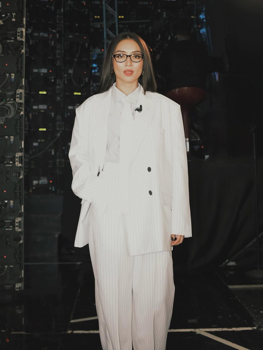 karmathrynb's tweet photo. FINALLY! GLAM SHOTS OF THIS LOOK👓 https://t.co/80pqLfuJSP