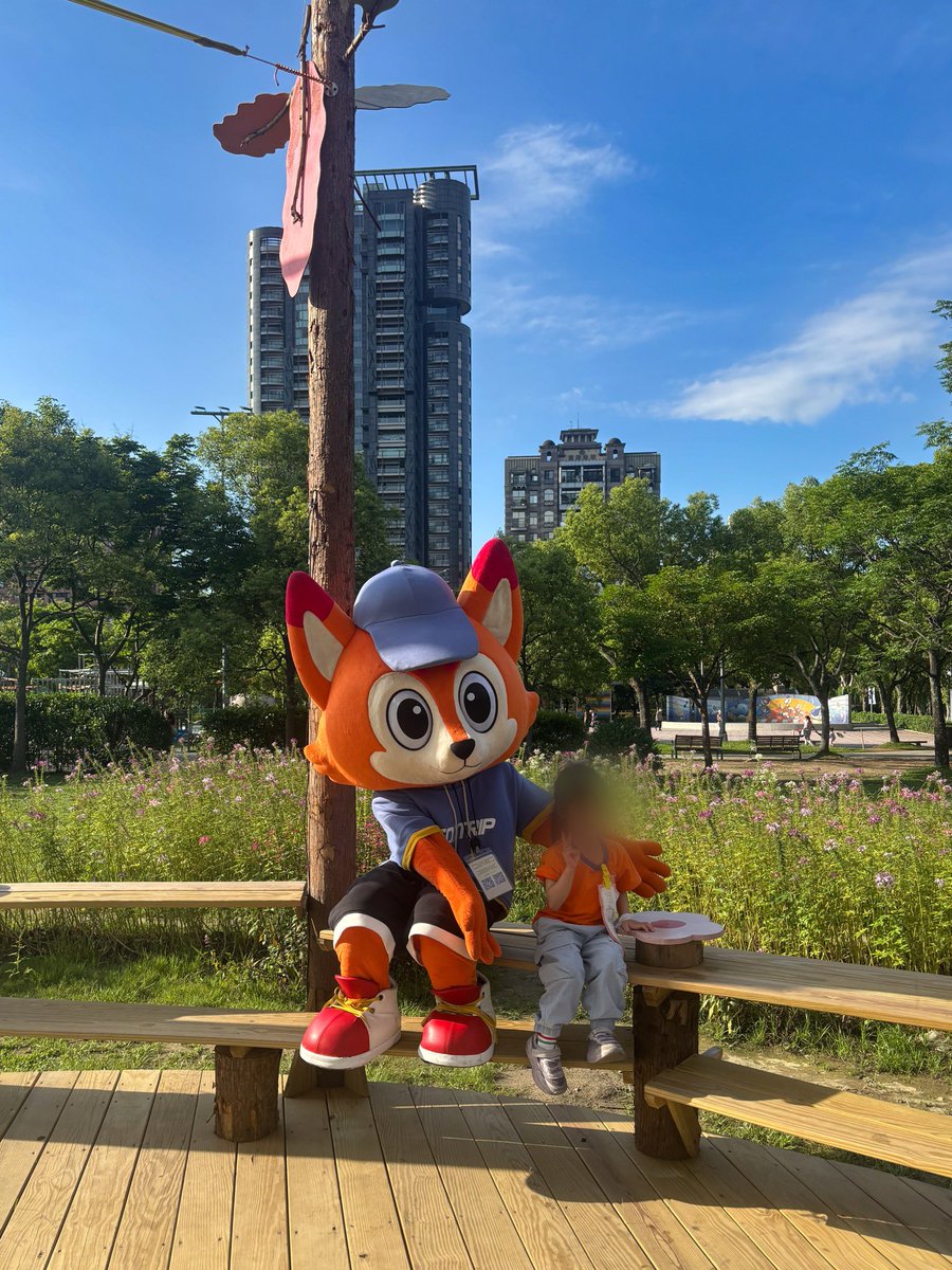 昨天下午的天氣真的很不錯，我也趁著好天氣到大安森林公園走走
最近事情有點多，所以我決定讓自己好好喘口氣，放下煩惱去玩了溜滑梯和木馬，那一瞬間讓我覺得自己又變成以前那個無憂無慮的小小狐了！🍼