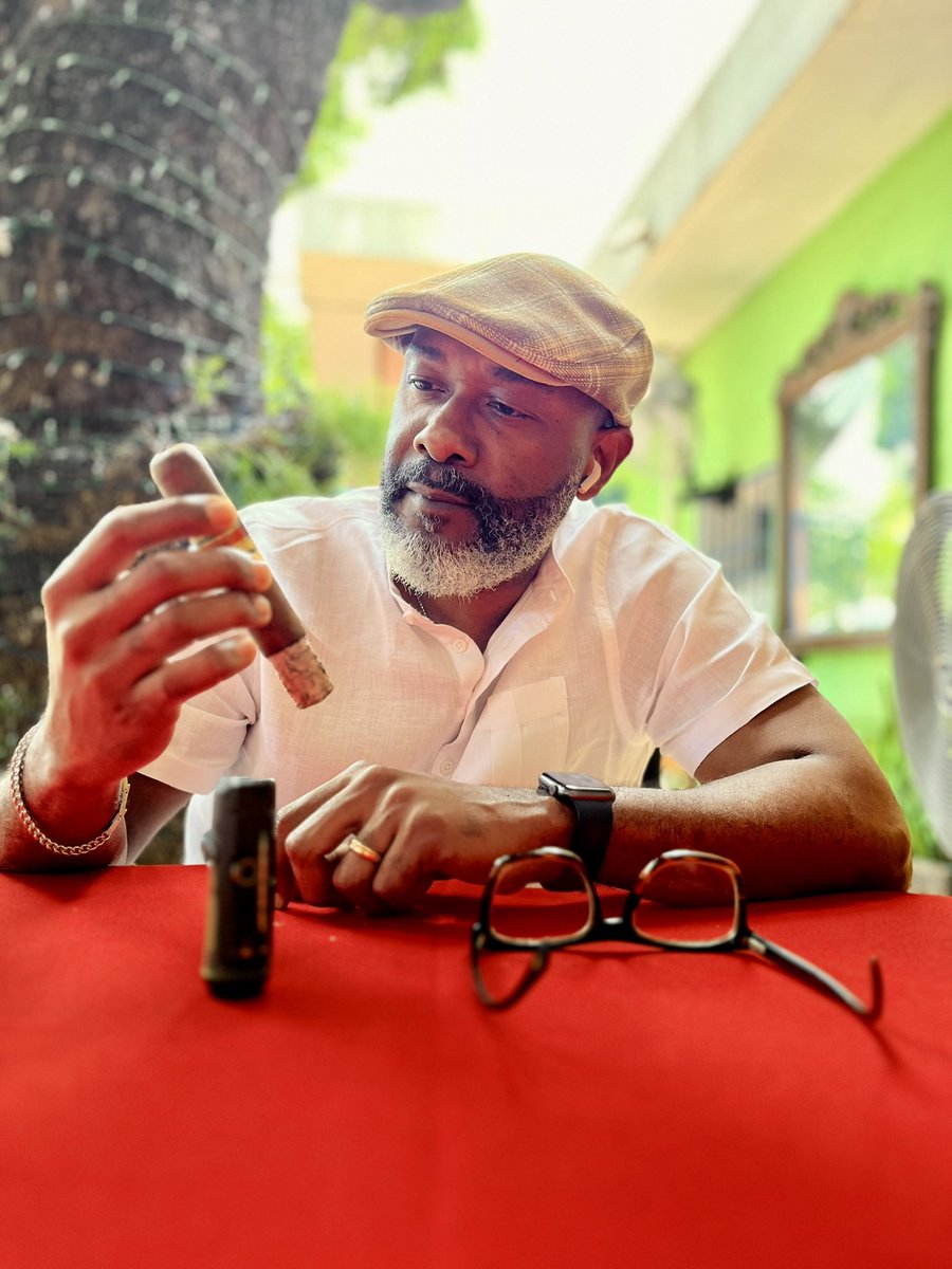 gsaintfleur's tweet photo. #Legba nan baryè a;
Sak pako konnen li;
Kotel pase, se legba ki kòmande!
#Orisha
.
https://t.co/WK2IBcaUHS
.
.
#BlackCigarBrand #OrishaCigars #OrishaCigar #Cigar #CigarSmoker #Cigars #CigarLover #CigarLife #CigarSociety #CigarAficionado #CigarCulture #HaitianCigar #Hayti #Ayiti https://t.co/mgmxtEZEhO