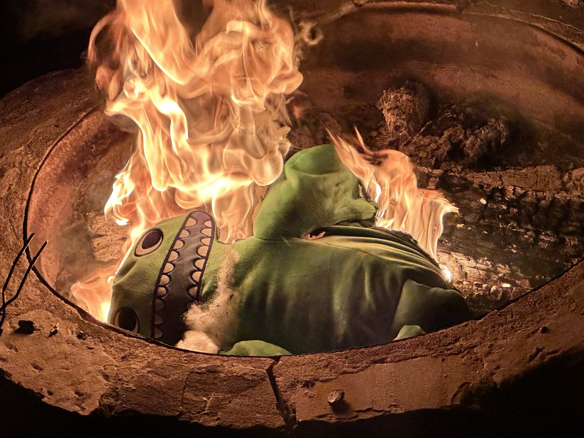 NormallyAverage tweet media