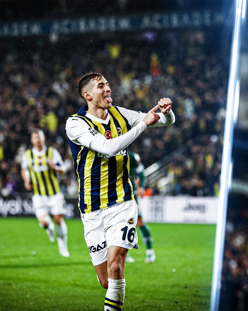 ÖZEL | Fenerbahçe'de Mert Müldür, yarından itibaren takımla çalışmalara başlıyor ve Beşiktaş derbisinde forma giyebilecek. Bugünkü idmanda yer almayan diğer futbolculardan Allan Saint-Maximin ve Sofyan Amrabat'ın tedavileri de devam ediyor. İki oyuncu da derbiye yetiştirilmeye