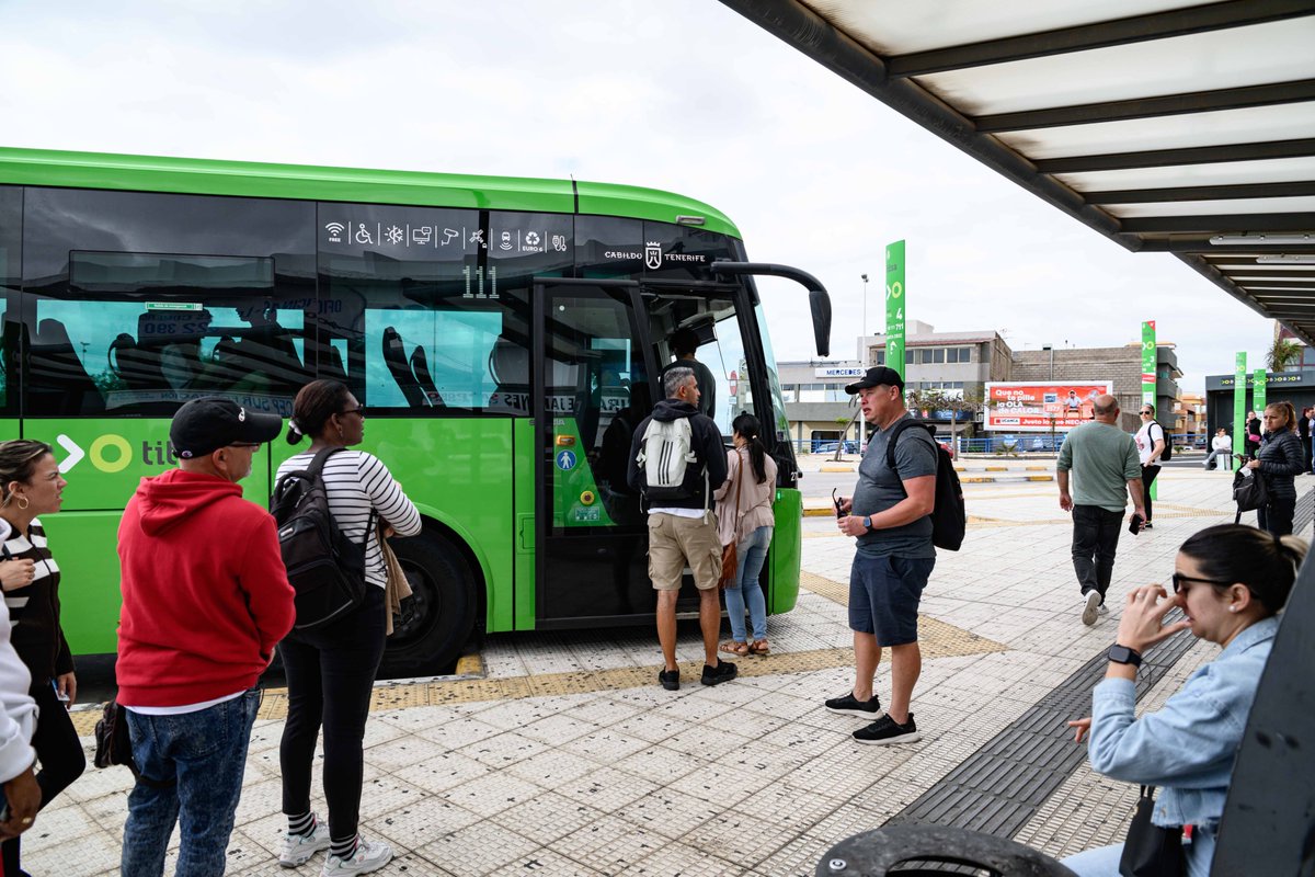 CabildoTenerife's tweet photo. 🚏 #MOVILIDAD En marcha el refuerzo de guaguas en Granadilla.

🚌 @titsa ha implementado un ambicioso plan de mejora del transporte público en el sur de la isla.

🚍 Línea 114 👉🏼 conecta directamente San Isidro con el Intercambiador de Santa Cruz desde el 28 de abril de 2025

🚍 Refuerzo de la Línea 450 👉🏼 mayor frecuencia para garantizar conexiones ágiles entre San Isidro y Los Cristianos.

🔸 Más de 8.000 pasajeros al día pasan por ella.
🔸 Más de 450 pasajeros de media a primera hora y más de 350  en el inicio de la noche.

ℹ️ https://t.co/CPZbUuh7Ku