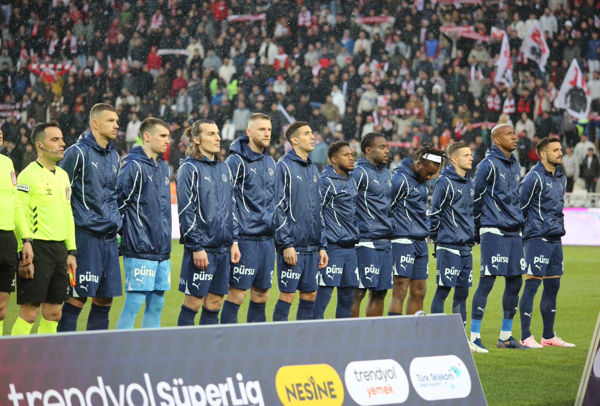 FANATİK ÖZEL | <a href="/Sametcayir/">Samet Çayır</a> 

Fenerbahçe'de Mert Müldür, yarından itibaren takımla çalışmalara başlıyor ve Beşiktaş derbisinde forma giyebilecek. 

Bugünkü idmanda yer almayan diğer futbolculardan Allan Saint-Maximin ve Sofyan Amrabat'ın tedavileri de devam ediyor. İki oyuncu da