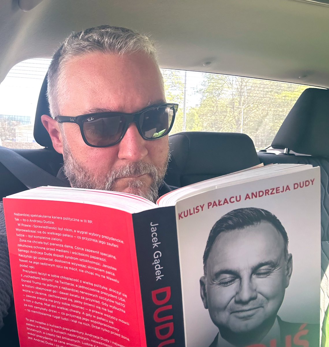 OloCzarny's tweet photo. Tak, jeżdżę taksówką.
Za swoje.
I czytam papierowe.
#Dudus https://t.co/vxyuAdRrsG