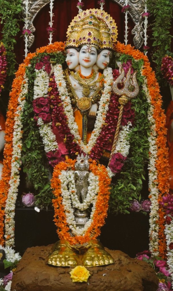 Digambara Digambara Sripada Vallabha Digambara 

Sripada Vallabha, Who has Directionless skies as robes....
Here's our Endless love and boundless surrender...