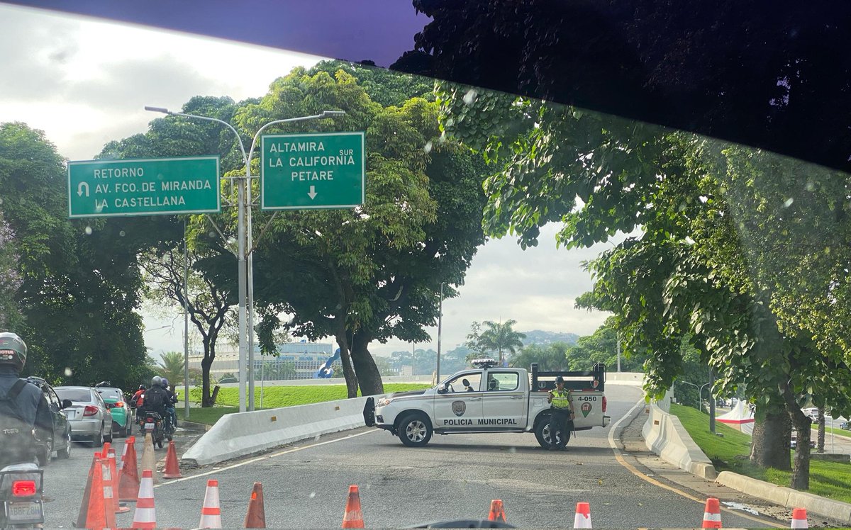 30Abr 8:15am 🚨 ATENCIÓN!
Cerrado todos los accesos al Distribuidor Altamira por las Autoridades. #Caracas <a href="/Chacao/">Alcaldía de Chacao</a>
Congestión vehicular en todos sus alrededores.
Tomar Previsiones!
<a href="/FMCENTER/">Traffic Center</a>
