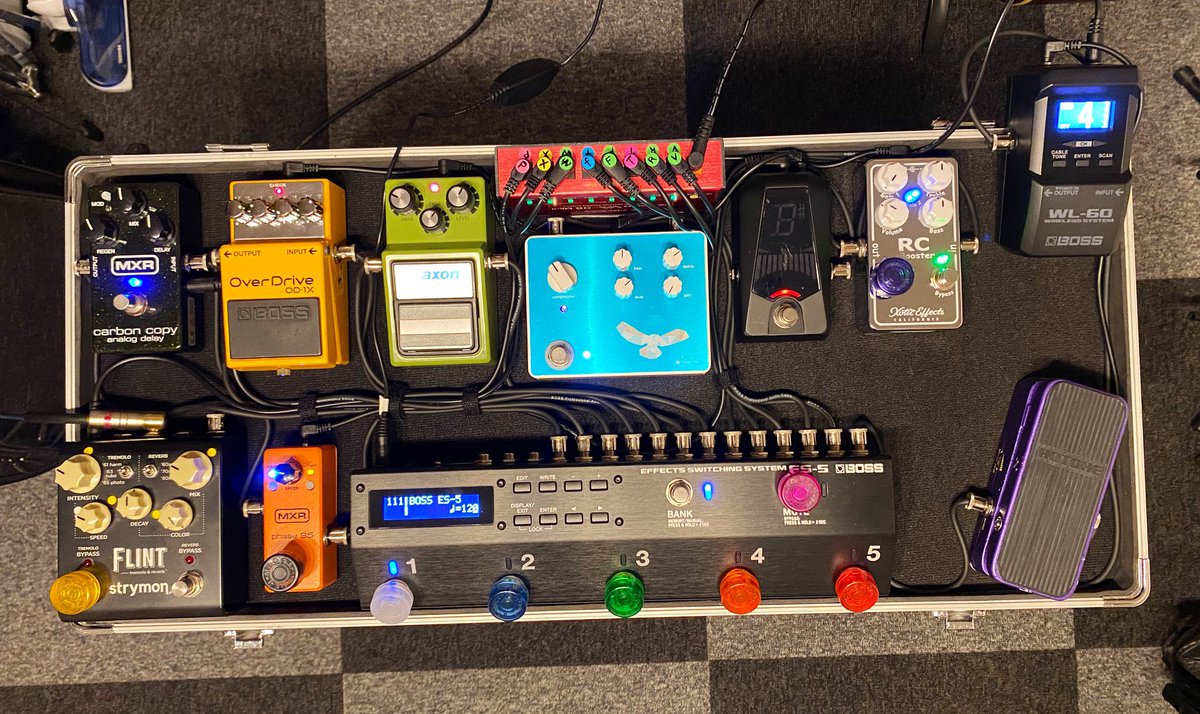 drummerHIROTO's tweet photo. これまで各ペダルにさんざん散財しまくってがんばって #ES5 でデカボード組んでたのにね(´°̥̥̥ω°̥̥̥`)
重量半分以下になったからとりあえずヨシ!!(´°̥̥̥ω°̥̥̥`) https://t.co/OGsnWkK8Ef