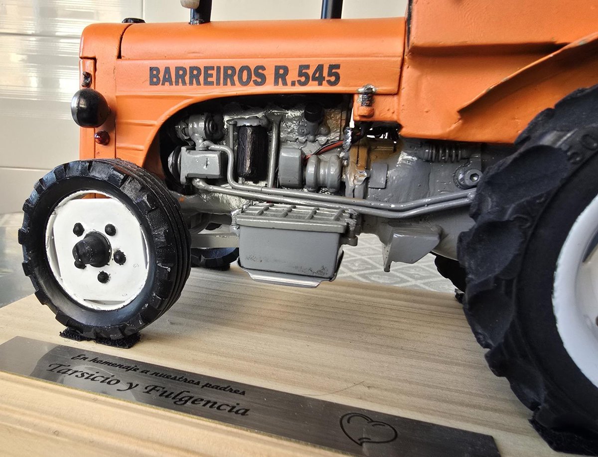 Desde la Fundación Eduardo Barreiros queremos agradecer a Andrés Fernández Fernández por compartir estas imágenes de una maqueta del tractor Barreiros R 545 y su historia llena de esfuerzo, raíces y legado familiar.