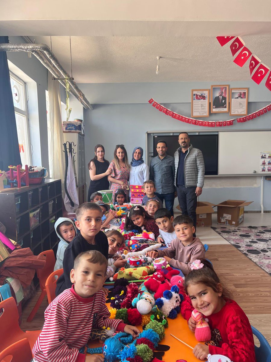 Siverek Bağlık İlk-Ortaokulu (@baglikk) on Twitter photo Yavuzselim Anaokulu Okul Öncesi öğretmenlerine “Annem Okulumda Öğretmenim Evimde Eğitici Oyuncak Atölyesi” uygulaması kapsamında öğrencilerimize getirmiş olduğu oyuncaklar için teşekkür ediyoruz.
<a href="/tcmeb/">Millî Eğitim Bakanlığı</a>
<a href="/hasansildak/">Hasan ŞILDAK</a>
<a href="/UrfaValiligi/">T.C. ŞANLIURFA VALİLİĞİ</a>
<a href="/sanliurfammem63/">Şanlıurfa İl Milli Eğitim Müdürlüğü</a>
<a href="/NKapanoglu/">Nuri Kapanoglu</a>
<a href="/siverekmem63/">Siverek İlçe MEM</a> Yavuzselim Anaokulu Okul Öncesi öğretmenlerine “Annem Okulumda Öğretmenim Evimde Eğitici Oyuncak Atölyesi” uygulaması kapsamında öğrencilerimize getirmiş olduğu oyuncaklar için teşekkür ediyoruz.
<a href="/tcmeb/">Millî Eğitim Bakanlığı</a>
<a href="/hasansildak/">Hasan ŞILDAK</a>
<a href="/UrfaValiligi/">T.C. ŞANLIURFA VALİLİĞİ</a>
<a href="/sanliurfammem63/">Şanlıurfa İl Milli Eğitim Müdürlüğü</a>
<a href="/NKapanoglu/">Nuri Kapanoglu</a>
<a href="/siverekmem63/">Siverek İlçe MEM</a>