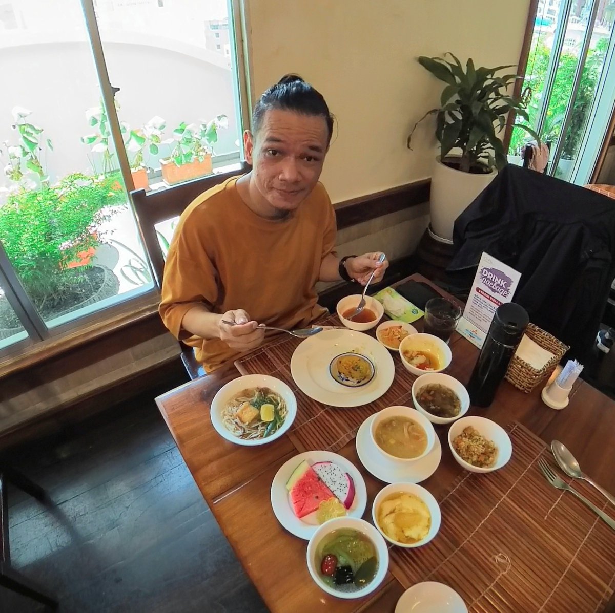 NamDy016's tweet photo. Very healthy Buffet in Saigon !
Sometimes I love to enjoy the beauty of food more than eating it , ridiculously !! Ha ha ha ....
#lenamdy #saigon #vietnam #buffet #vegetariancuisine #photography #onex2 #xperia1iv https://t.co/JfzfIwazfQ