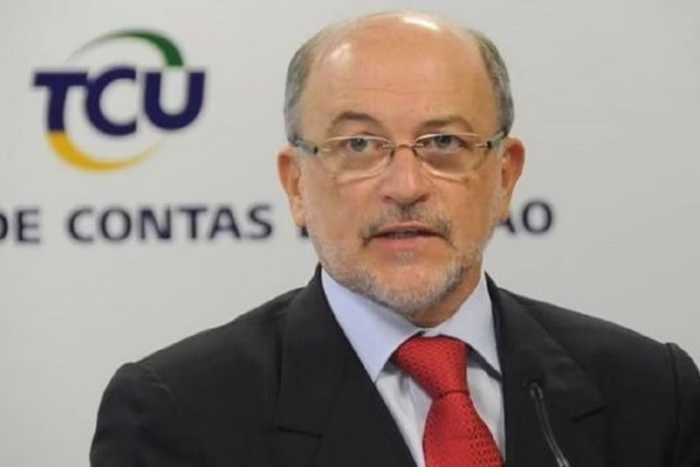 Metrópoles (@metropoles) on Twitter photo ➡️ Ministro do TCU segurou julgamento sobre fraude do INSS por um ano
Atraso no julgamento pelo TCU beneficiou entidades investigadas pela PF por descontos indevidos de R$ 6 bilhões em aposentadoria
Leia na coluna de <a href="/taciolorran/">Tácio Lorran 🔎</a>: curt.link/TFFJo ➡️ Ministro do TCU segurou julgamento sobre fraude do INSS por um ano
Atraso no julgamento pelo TCU beneficiou entidades investigadas pela PF por descontos indevidos de R$ 6 bilhões em aposentadoria
Leia na coluna de <a href="/taciolorran/">Tácio Lorran 🔎</a>: curt.link/TFFJo