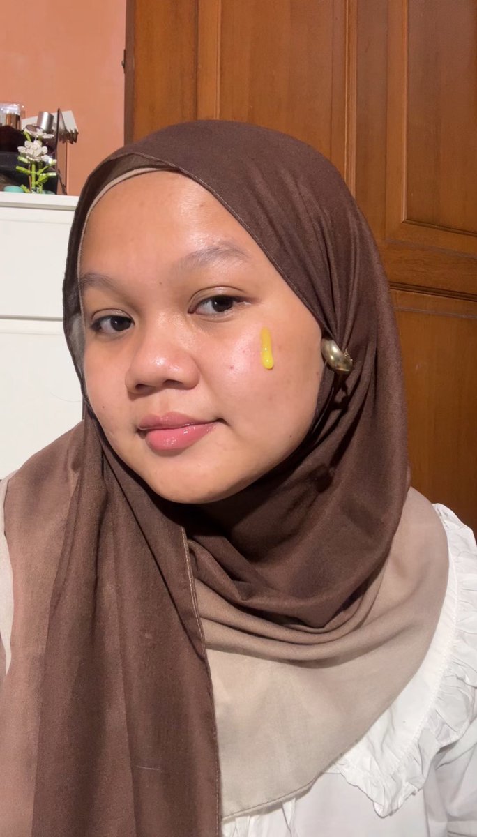 Ketagihan pake serum ini karena hasilnya kaya abis treatment 😭🫵🏻

Fine lines under eye aku lumayan berkurang gak siii?!

Yaa allah bener bener ketagihan pake serum Retinal satu ini😔☝🏻