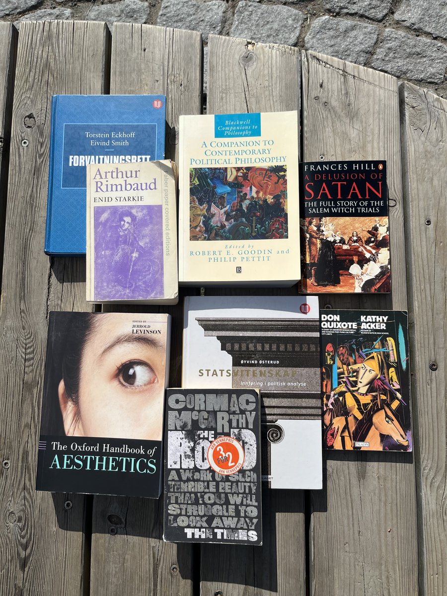 kasiwagi84's tweet photo. El finde pasado recorrí unos mercados de pulgas por la ciudad. Saqué ocho libros por 200 coronas. En cuanto a los manuales, no estoy seguro de que los vaya a usar, pero no pude resistirme a conseguirlos, porque me imagino cuánto me habrían costado si los hubiera comprado nuevos. https://t.co/tTAfLuCWcK