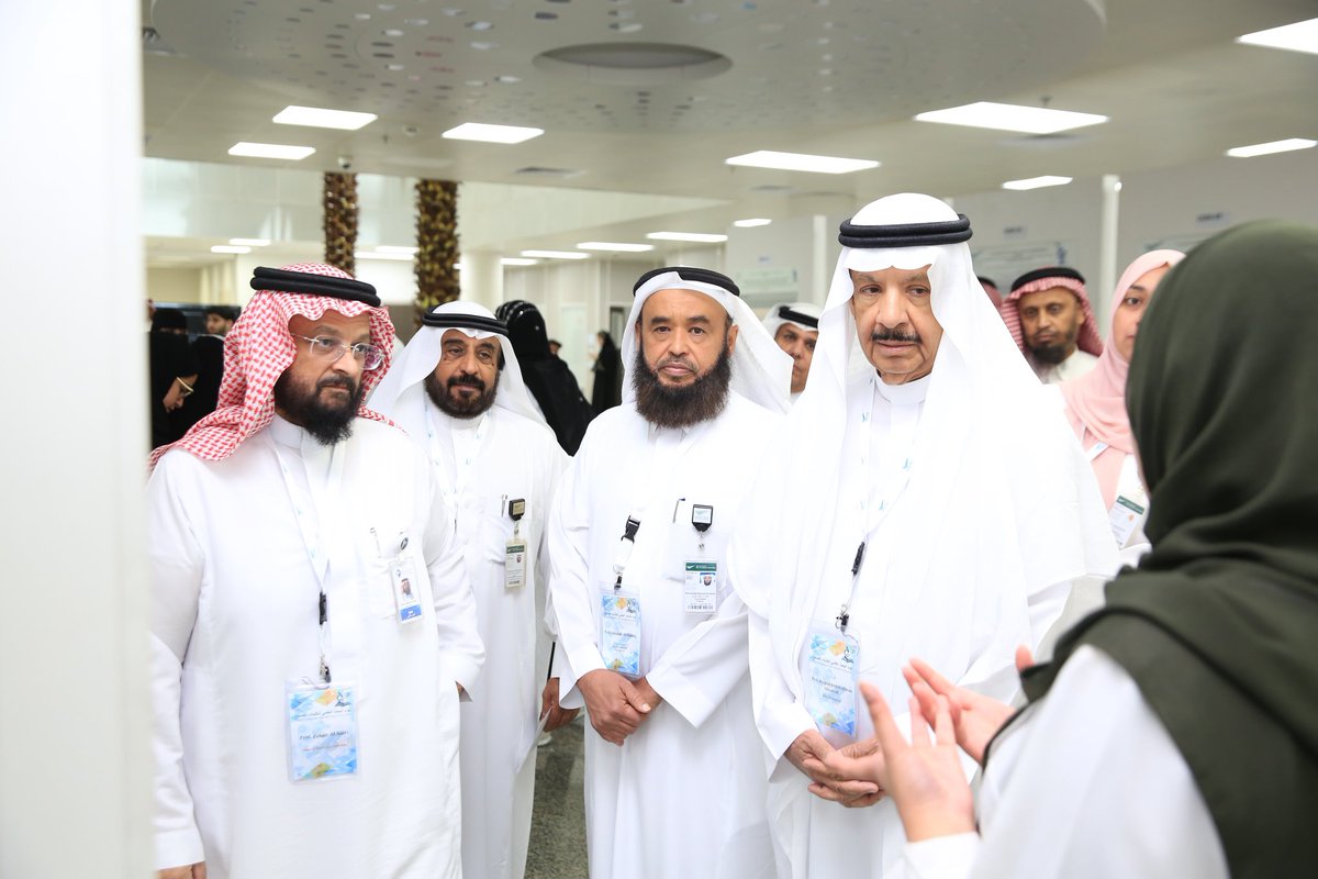 dau_university's tweet photo. ثم اطلع معاليه على ملصقات بحثية علمية، أعدها طلاب وطالبات كليات الطب، وطب الأسنان، والصيدلة والعلوم الطبية التطبيقية. https://t.co/B6T6rnZwbU