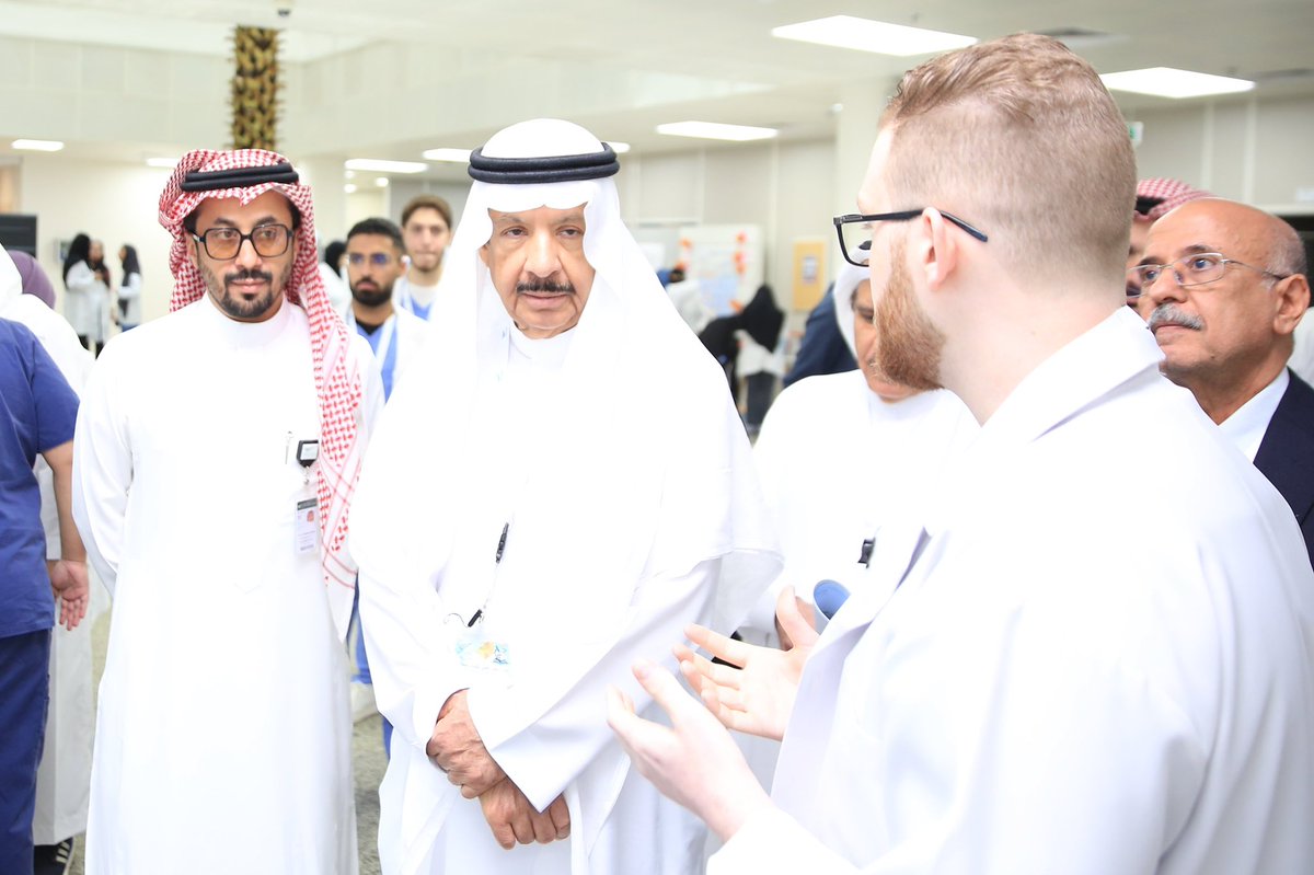 dau_university's tweet photo. ثم اطلع معاليه على ملصقات بحثية علمية، أعدها طلاب وطالبات كليات الطب، وطب الأسنان، والصيدلة والعلوم الطبية التطبيقية. https://t.co/B6T6rnZwbU