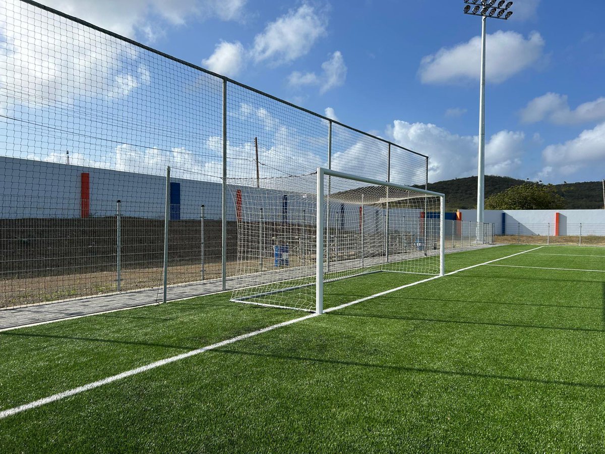 WHsportsNL's tweet image. 𝐒𝐚𝐦𝐞𝐧 𝐛𝐨𝐮𝐰𝐞𝐧 𝐚𝐚𝐧 𝐬𝐩𝐨𝐫𝐭𝐯𝐨𝐨𝐫𝐳𝐢𝐞𝐧𝐢𝐧𝐠𝐞𝐧 𝐨𝐩 𝐂𝐮𝐫𝐚ç𝐚𝐨 🏝️
In Soto verzorgden we i.s.m. @CondorGrass en Civil Engineering Caribbean de inrichting van een multifunctioneel kunstgrasveld ⚽💪 

#Curaçao | #Kunstgras | #ProjectSOTO